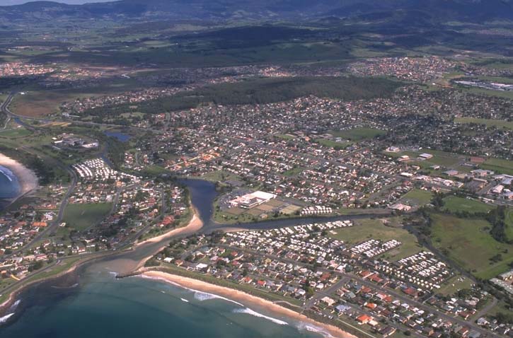 A view of Elliott Lake meeting the sea  surounded by the coastal suburbs of Wollongong and Windang Beach in the foreground