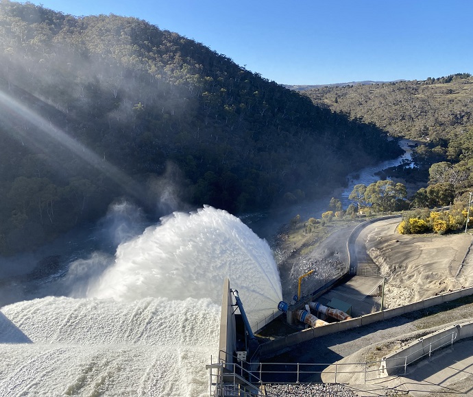 View of the Jindabyne Dam spillway gates