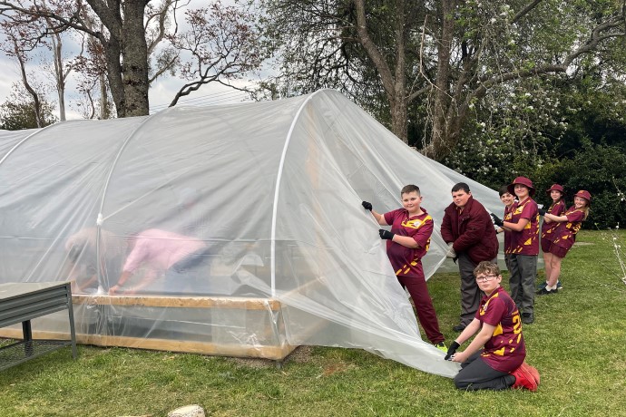 School students build a polytunnel