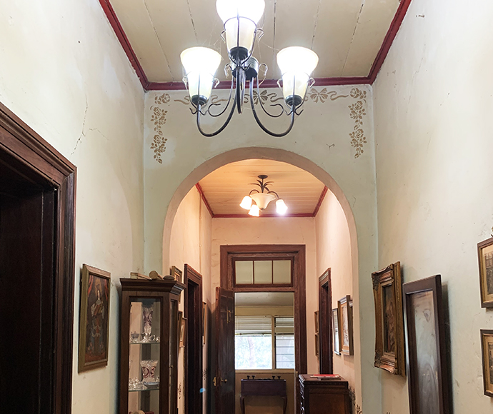 Nowlands Lochinvar Coach House - central hallway